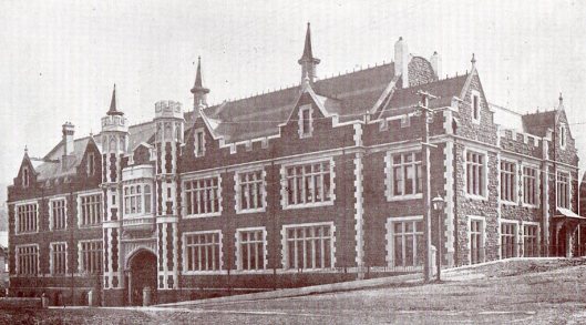 The "Students' Union and Mining School" (now known as the Archway Building), from the University of Otago Annual Report, 1929. The School of Mines was on the left of the archway and the union on the right.