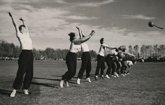 Physical education students practising sling ball, year unknown. Photograph courtesy of the Hocken Collections, P.A. Smithells papers, MS-1001/222, S14-562c.