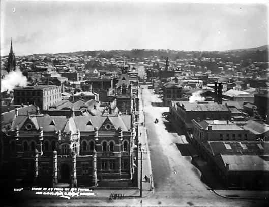In this image taken from the Dunedin Railway Station looking up Stuart Street, c.1905, the court buildings feature at the front left. Until 1966 the University of Otago law classes took place here, or in the chambers of the part-time lecturers. Image by Muir and Moodie, courtesy of Te Papa Tongarewa, reference C.012290.
