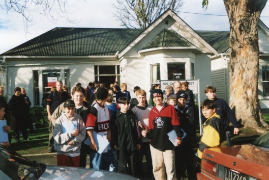 Students from Bluff School outside the Maori Centre in 2000. Instilling a desire for tertiary education in young Maori was an important part of the centre's work. Image courtesy of the Maori Centre.