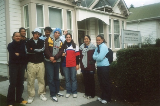 Students outside the Maori Centre in 2002. Can you identify anybody? Photo courtesy of the Maori Centre.