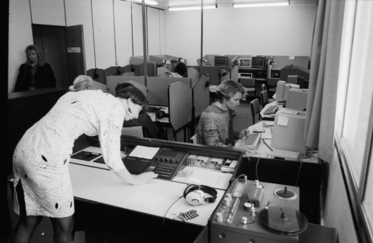 The language laboratory, once a familiar venue to every language student, in 1990. Image courtesy of the Hocken Collections, University of Otago Photographic Unit records, MS-4185/030, S15-500c.