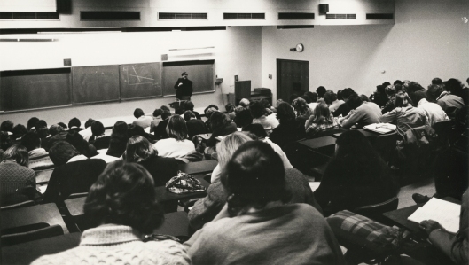 Michael Cooper, professor of economics from 1976 to 1994, gives a lecture. Cooper, whose field of expertise was health economics, also held various senior management roles and chaired the Otago Area Health Board during his time at Otago. Image courtesy of the Hocken Collections, 692.00119, S13-217i.